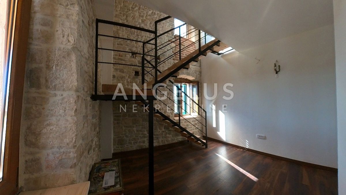 Šolta - prenovljena kamnita hiša s teraso, PRODAJA