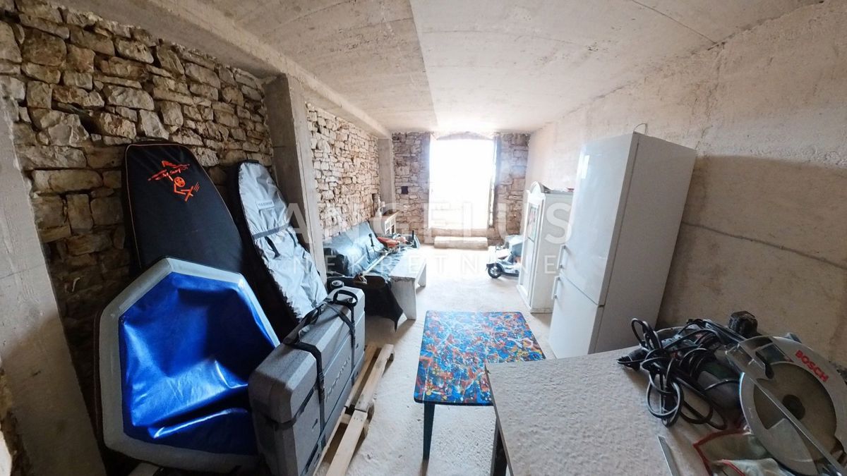 Šolta - prenovljena kamnita hiša s teraso, PRODAJA