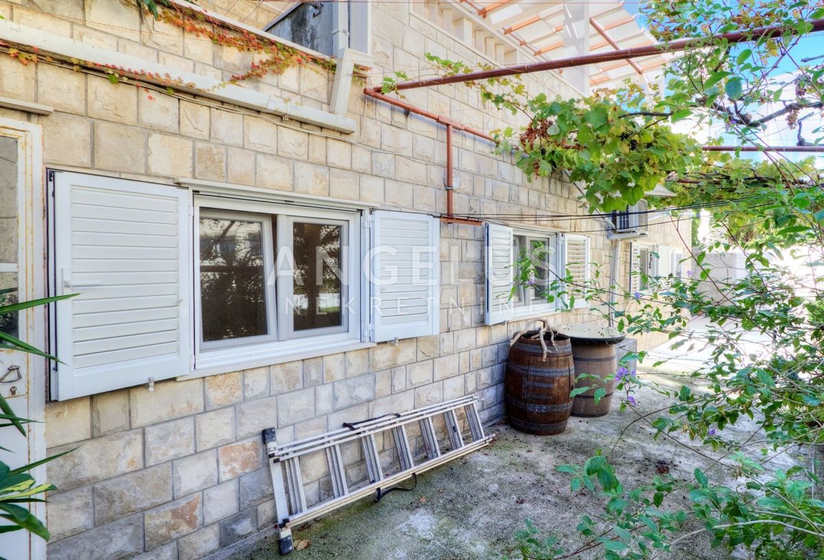 Hrvaška, Dubrovnik, Lapad – Dvosobno stanovanje velikosti 60 m2 z veliko garažo in vrtom