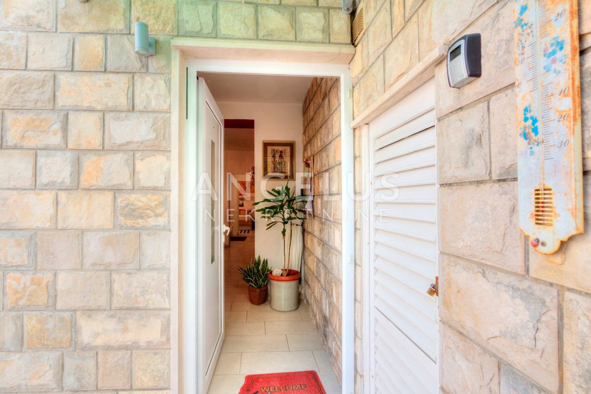 Hrvaška, Dubrovnik, Lapad – Dvosobno stanovanje velikosti 60 m2 z veliko garažo in vrtom