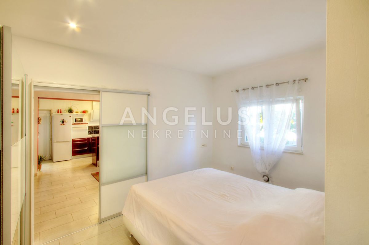 Hrvaška, Dubrovnik, Lapad – Dvosobno stanovanje velikosti 60 m2 z veliko garažo in vrtom