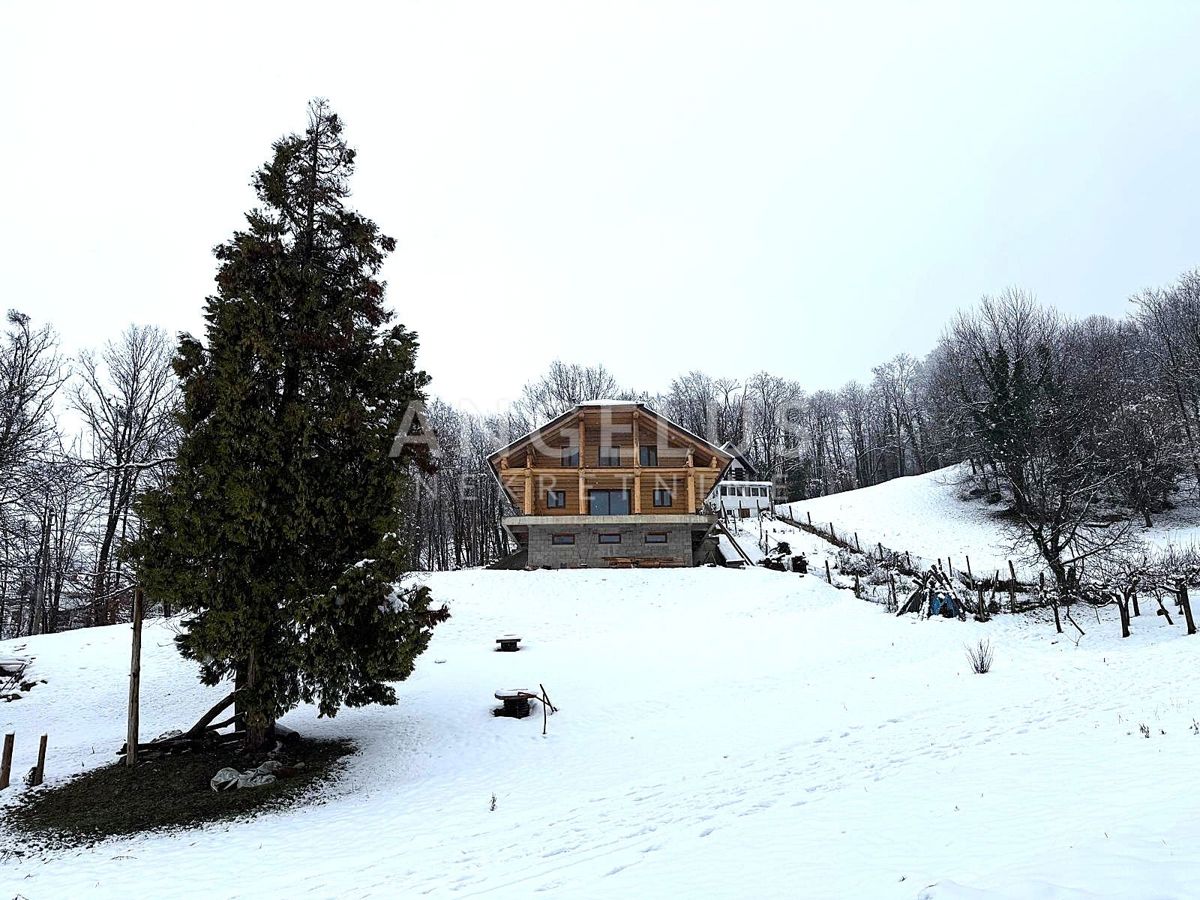 Zaprešić, Jablanovec - Čudovita hiša iz lesenih trupov za prodajo. 230m2