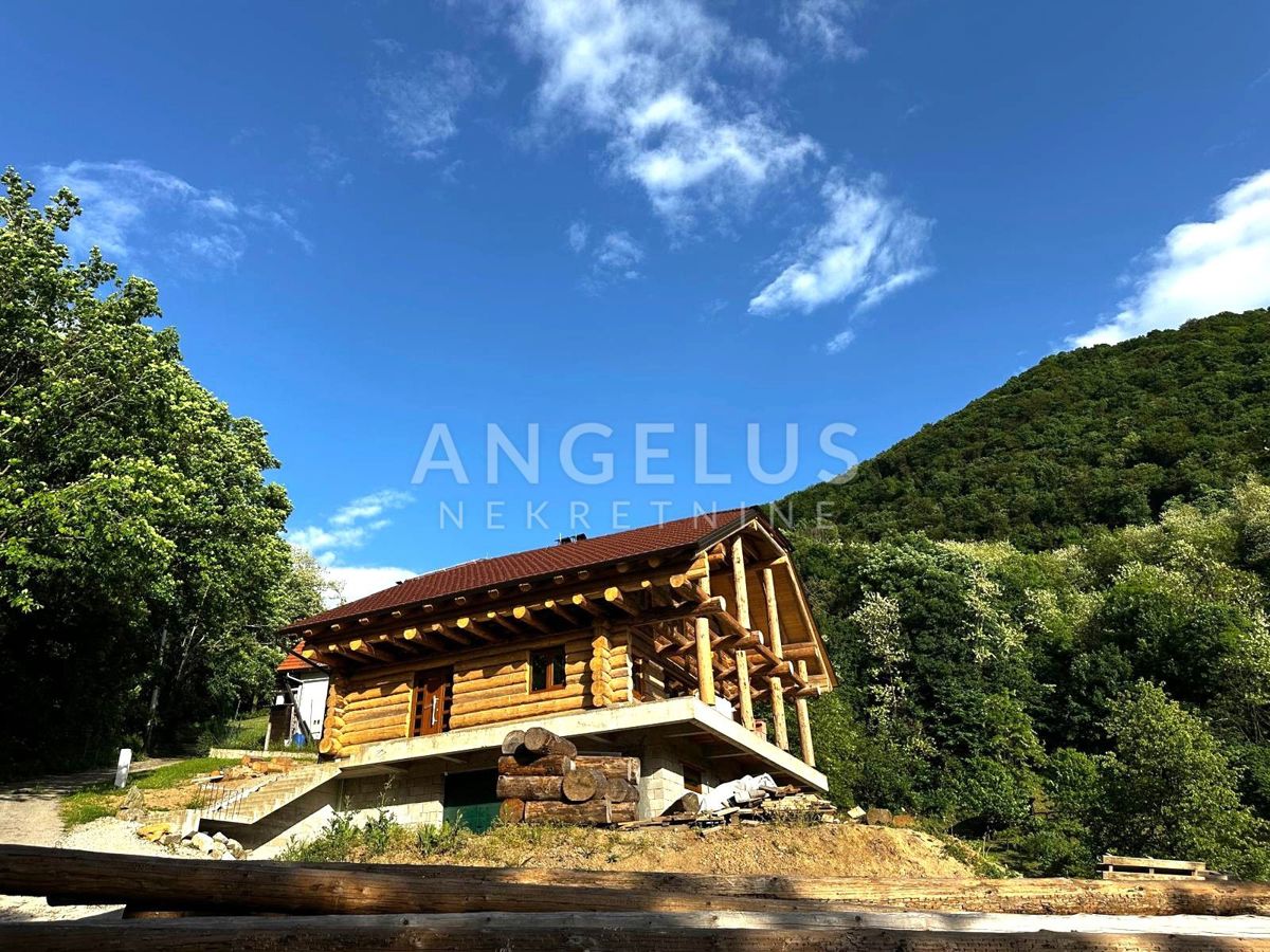 Zaprešić, Jablanovec - Čudovita hiša iz lesenih trupov za prodajo. 230m2