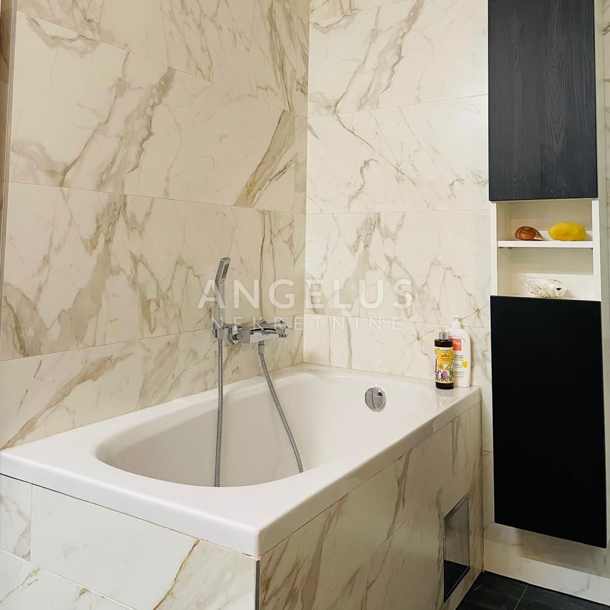 Zagreb, Vrhovec - prostorno družinsko stanovanje 115m2 + garaža