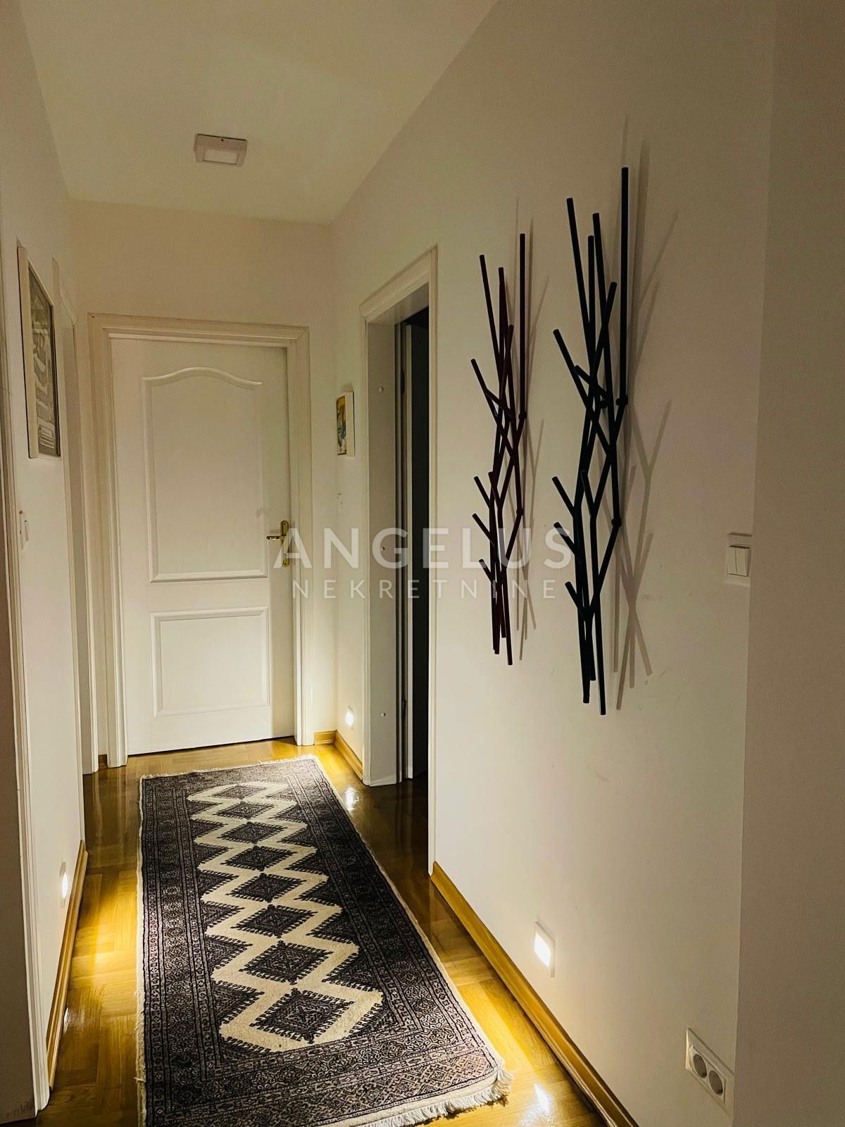 Zagreb, Vrhovec - prostorno družinsko stanovanje 115m2 + garaža