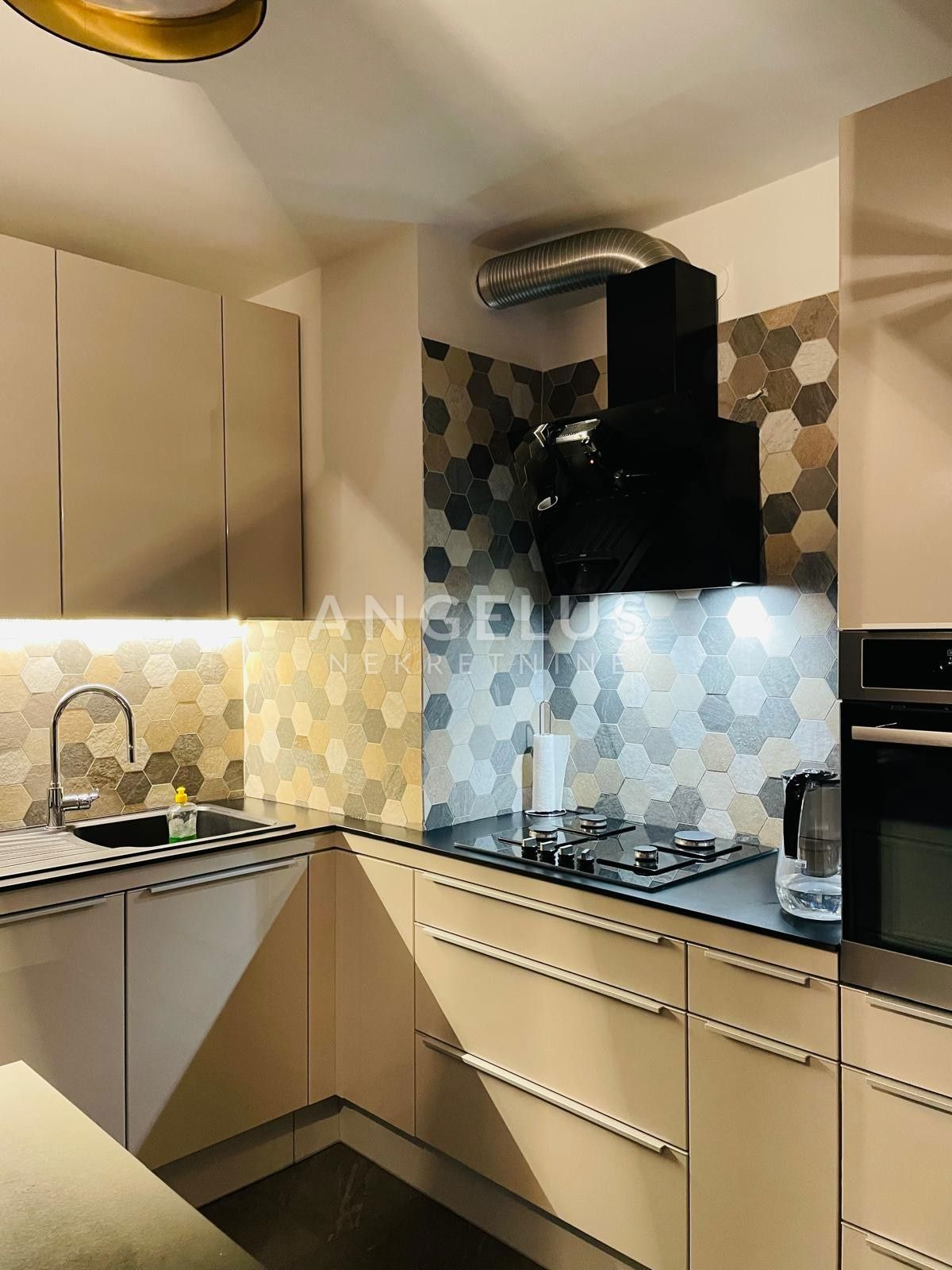 Zagreb, Vrhovec - prostorno družinsko stanovanje 115m2 + garaža