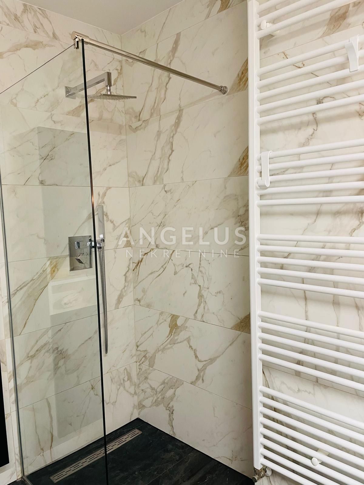 Zagreb, Vrhovec - prostorno družinsko stanovanje 115m2 + garaža