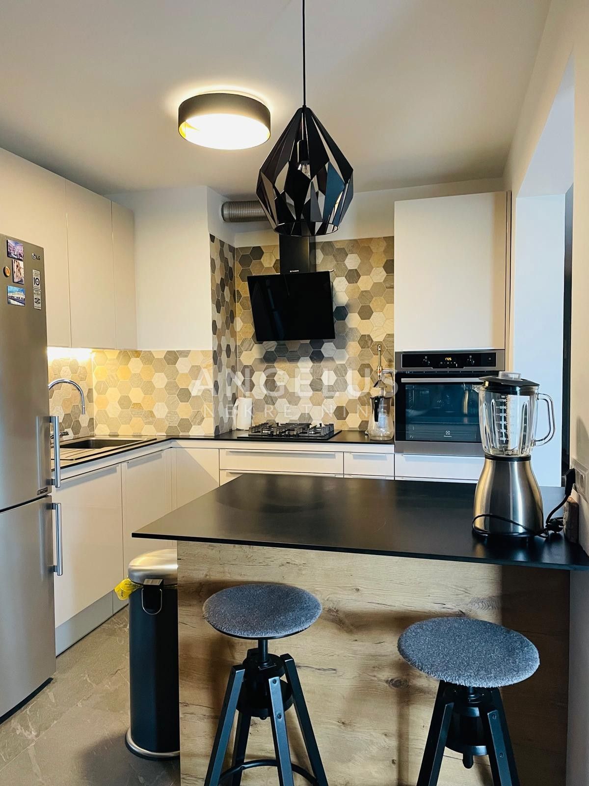 Zagreb, Vrhovec - prostorno družinsko stanovanje 115m2 + garaža