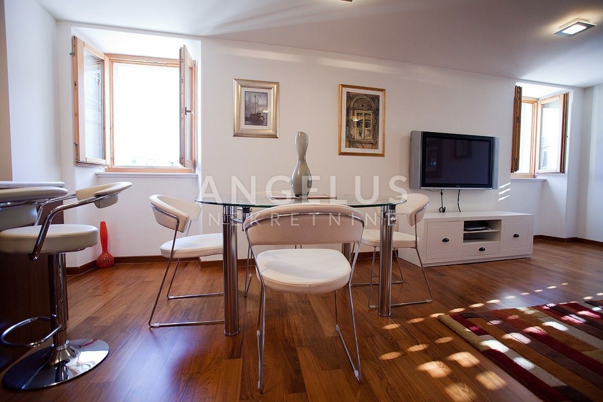 Hrvaška, Split, CENTER – Prestižno trisobno stanovanje v zgodovinskem središču Splita, NAPRODAJ