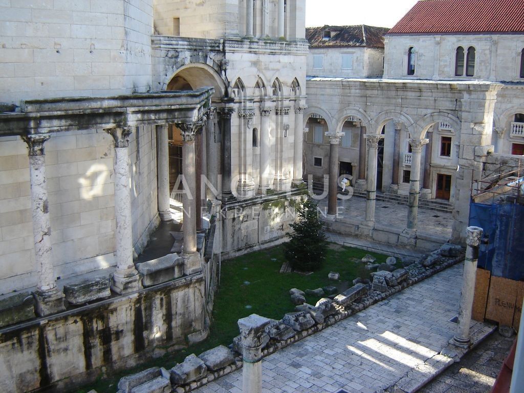 Hrvaška, Split, CENTER – Prestižno trisobno stanovanje v zgodovinskem središču Splita, NAPRODAJ