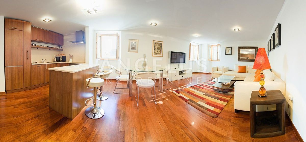 Hrvaška, Split, CENTER – Prestižno trisobno stanovanje v zgodovinskem središču Splita, NAPRODAJ