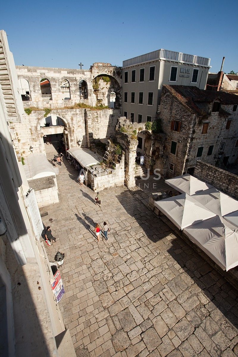 Hrvaška, Split, CENTER – Prestižno trisobno stanovanje v zgodovinskem središču Splita, NAPRODAJ