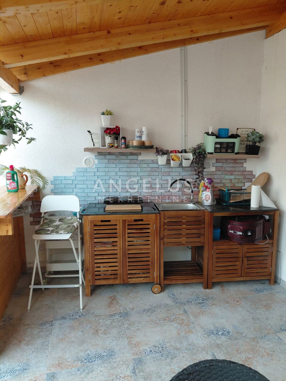 Brač, Sutivan - dvosobno stanovanje s teraso in pogledom na morje, 112m2, PRODAJA