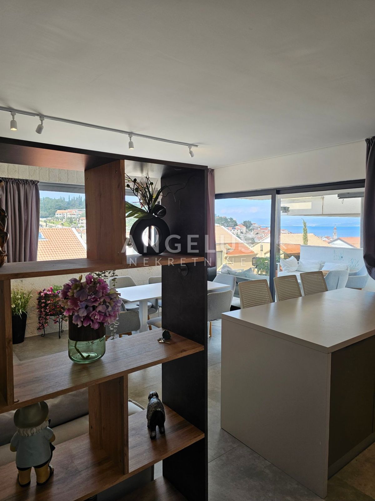 Brač, Sutivan - dvosobno stanovanje s teraso in pogledom na morje, 112m2, PRODAJA