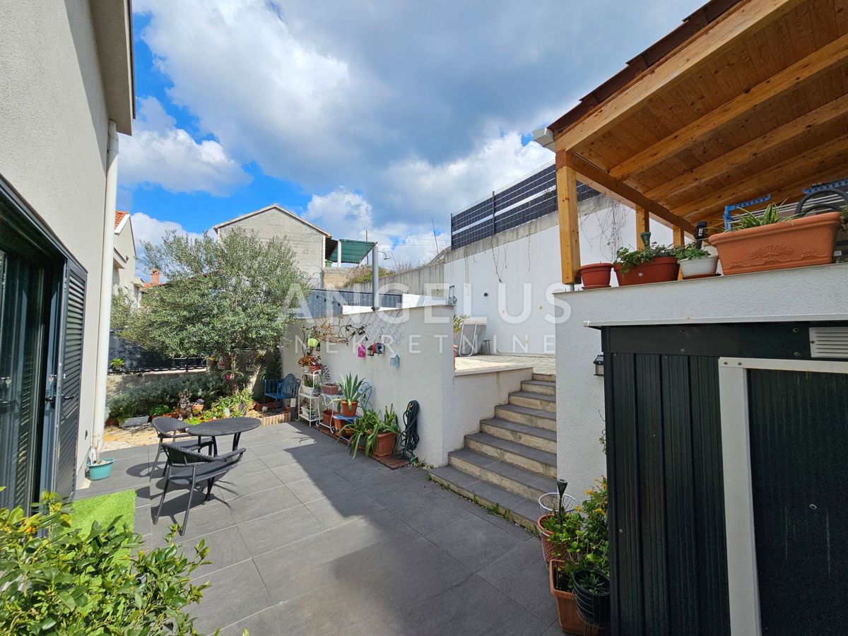 Brač, Sutivan - dvosobno stanovanje s teraso in pogledom na morje, 112m2, PRODAJA