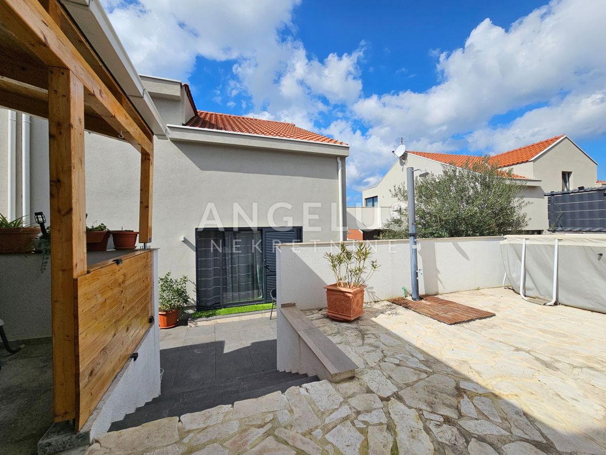 Brač, Sutivan - dvosobno stanovanje s teraso in pogledom na morje, 112m2, PRODAJA