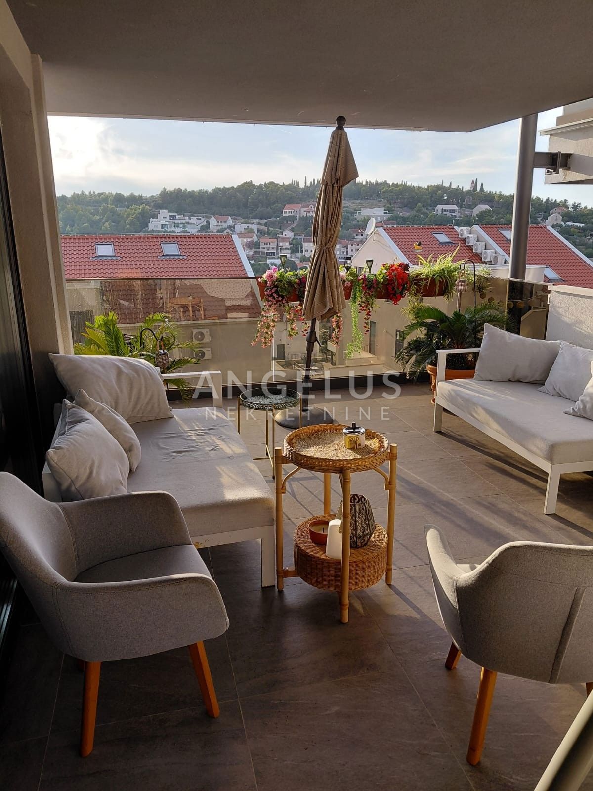 Brač, Sutivan - dvosobno stanovanje s teraso in pogledom na morje, 112m2, PRODAJA