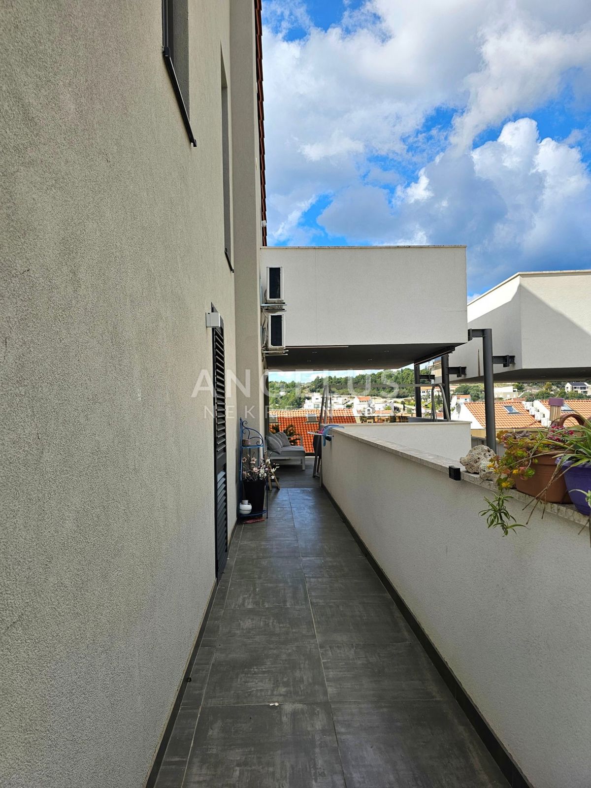 Brač, Sutivan - dvosobno stanovanje s teraso in pogledom na morje, 112m2, PRODAJA