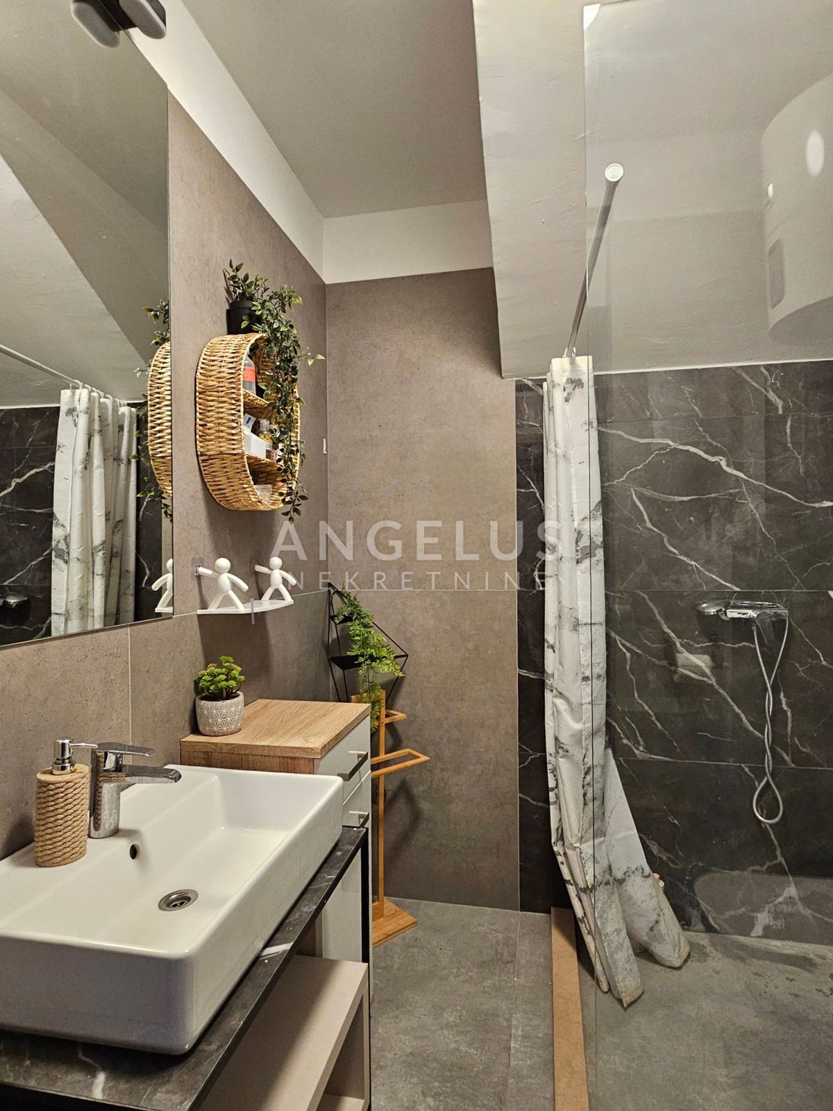 Brač, Sutivan - dvosobno stanovanje s teraso in pogledom na morje, 112m2, PRODAJA