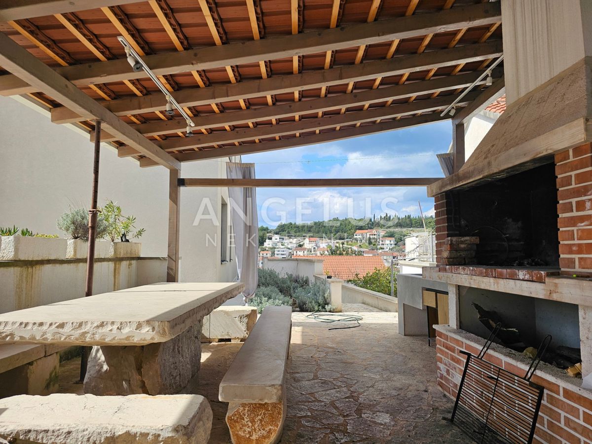 Brač, Sutivan - dvosobno stanovanje s teraso in pogledom na morje, 112m2, PRODAJA