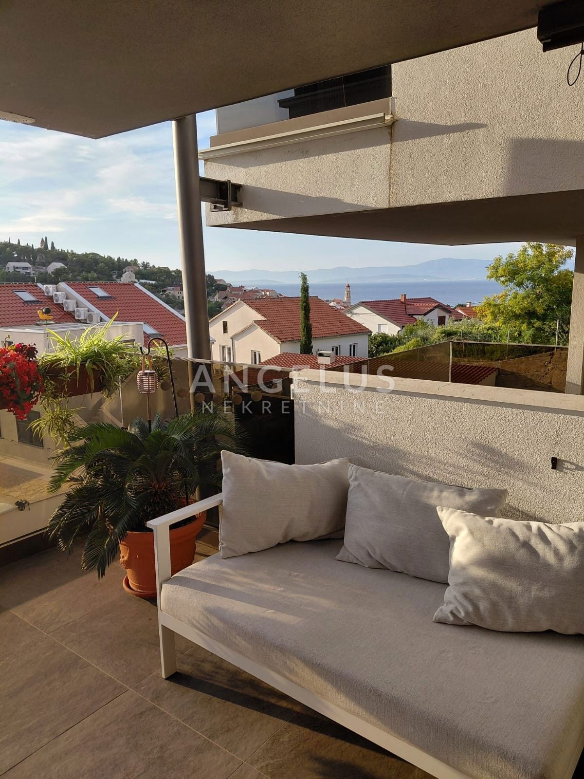 Brač, Sutivan - dvosobno stanovanje s teraso in pogledom na morje, 112m2, PRODAJA