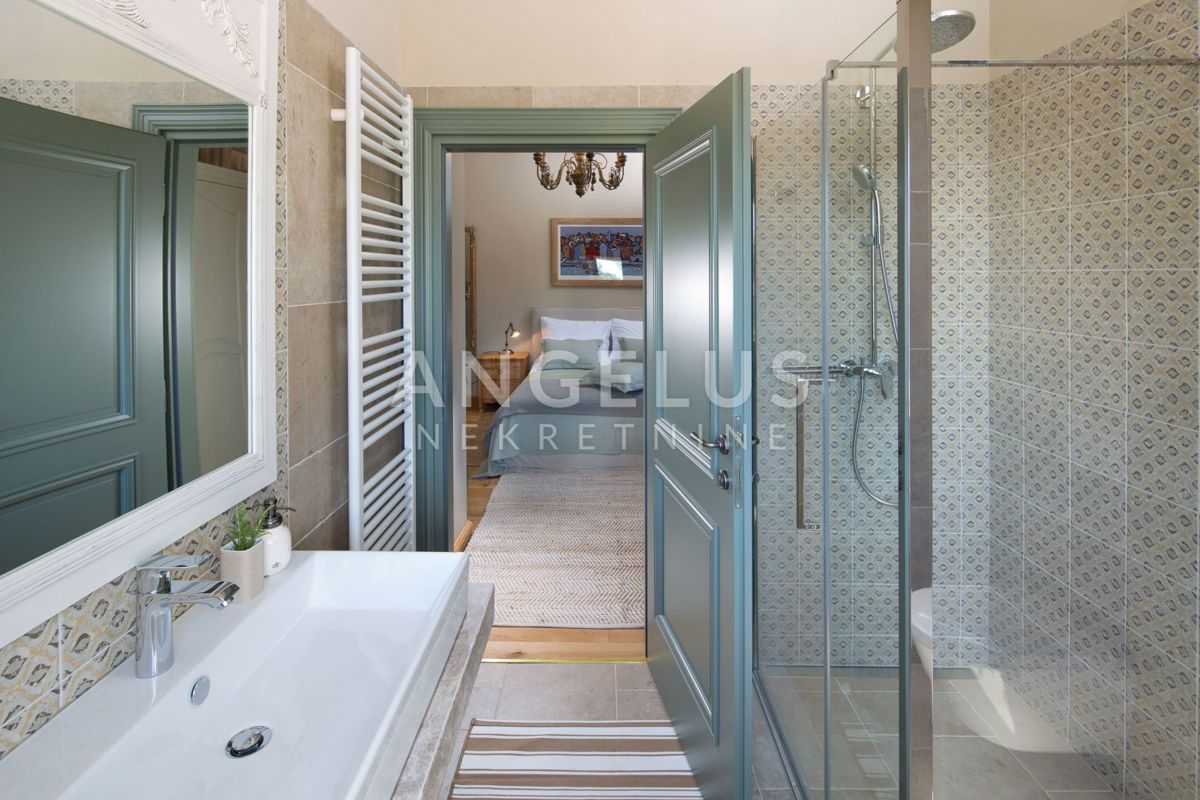 Istra - Ekskluzivna vila z bazenom in športnimi igrišči, 372 m2