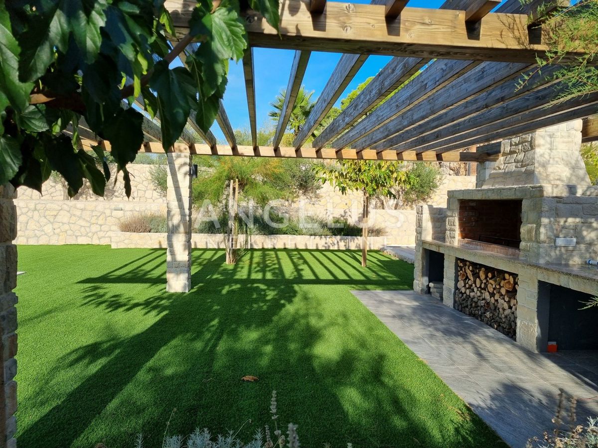 Hrvaška, Šibenik, Šubićevac - luksuzen apartma z bazenom in vrtom, 125 m2