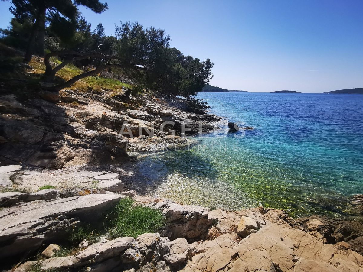 Solta, Maslinica - gradbeno zem. s panoramskim razgledom