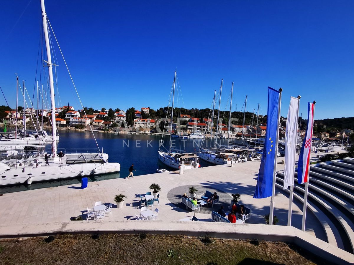 Solta, Maslinica - gradbeno zem. s panoramskim razgledom