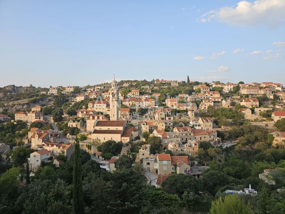 Hrvaška, Brač, Bobovišća - kmetijsko zemljišče s 140 starimi masli in pogledom na more, 5.940 m2