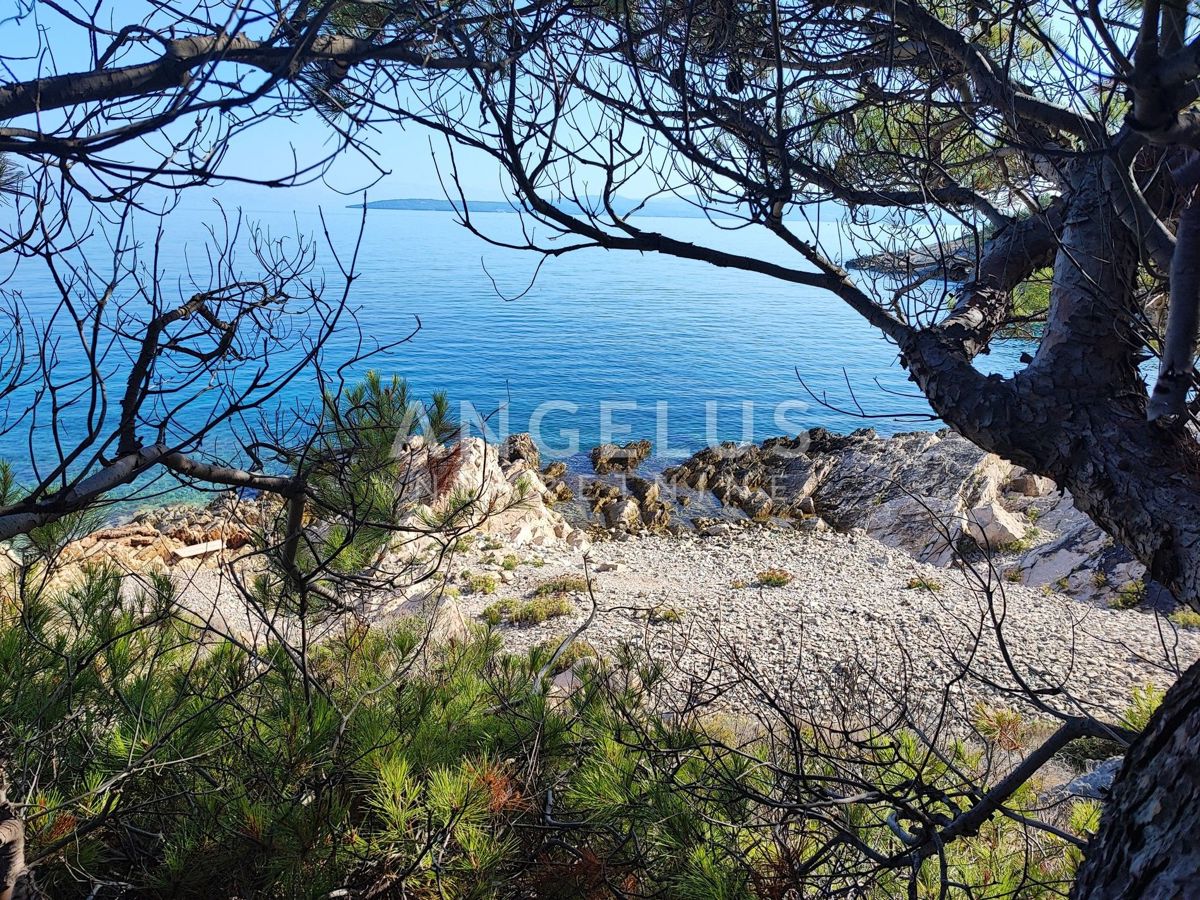 Solta, Nečujam - zazidljivo zemlj. v bližini morja, 850 m2