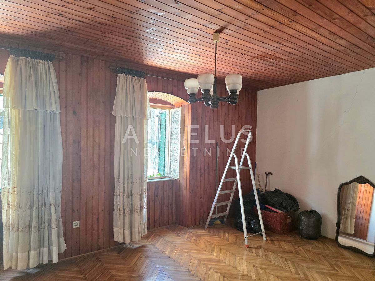 Kaštel Stari - kamnita hiša blizu morja