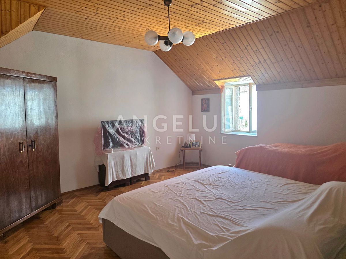 Kaštel Stari - kamnita hiša blizu morja