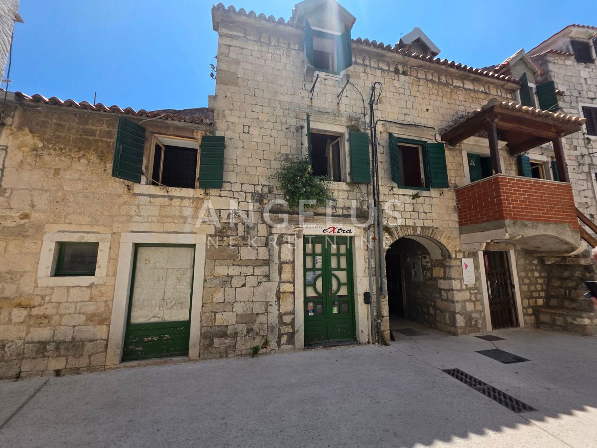 Kaštel Stari - kamnita hiša blizu morja