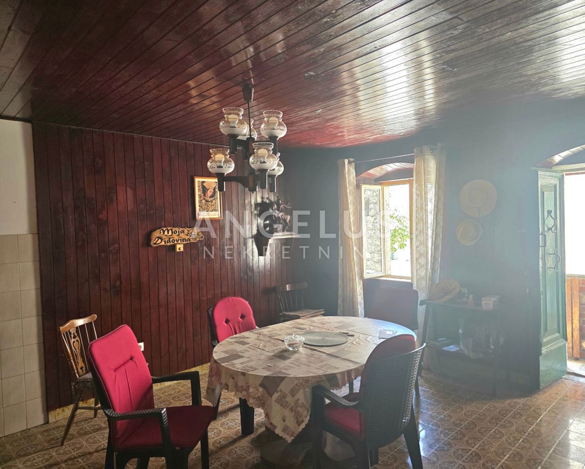 Kaštel Stari - kamnita hiša blizu morja