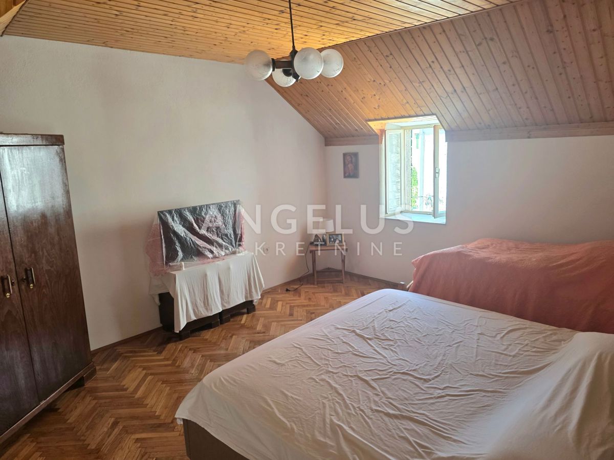 Kaštel Stari - kamnita hiša blizu morja