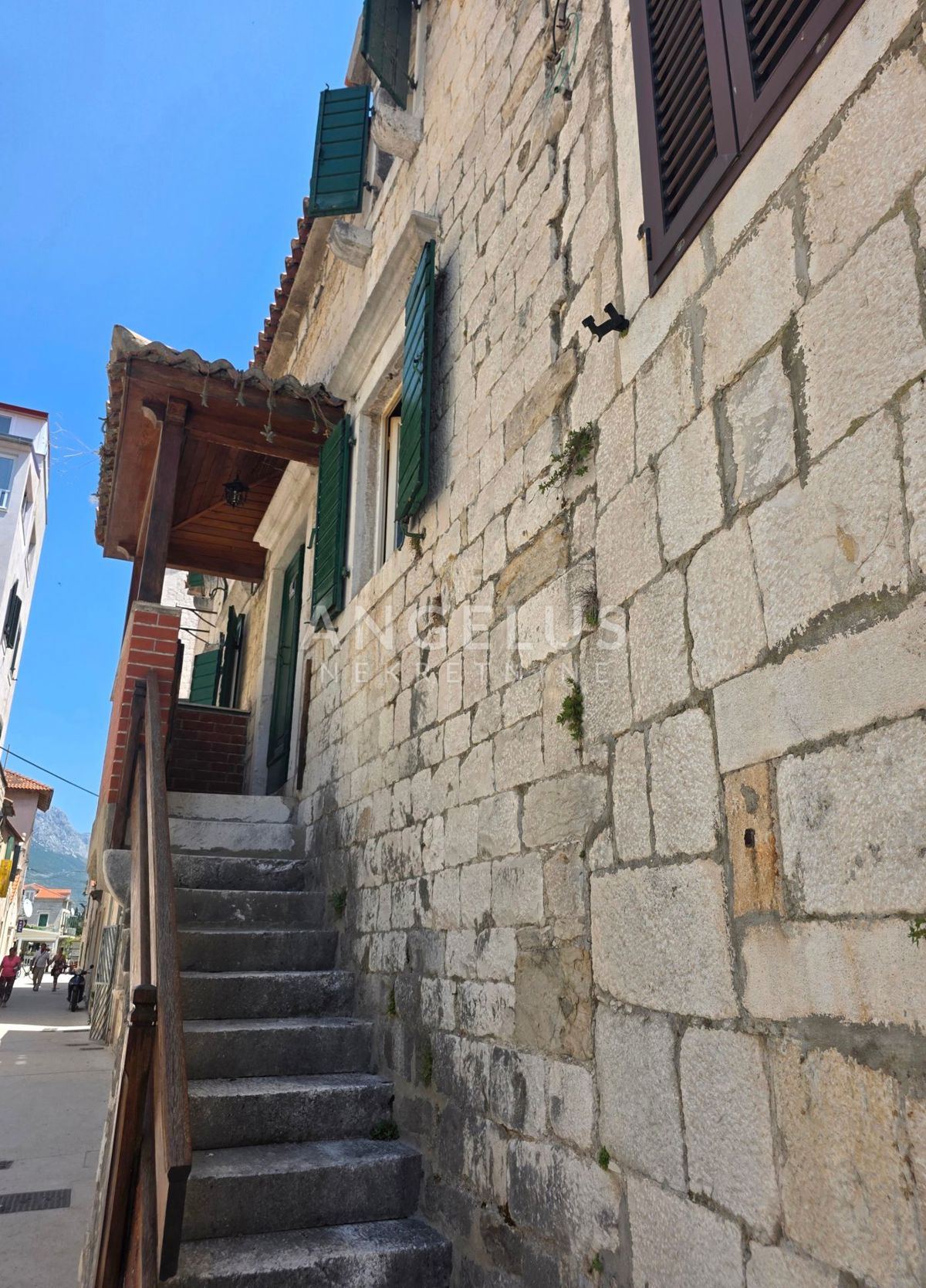 Kaštel Stari - kamnita hiša blizu morja