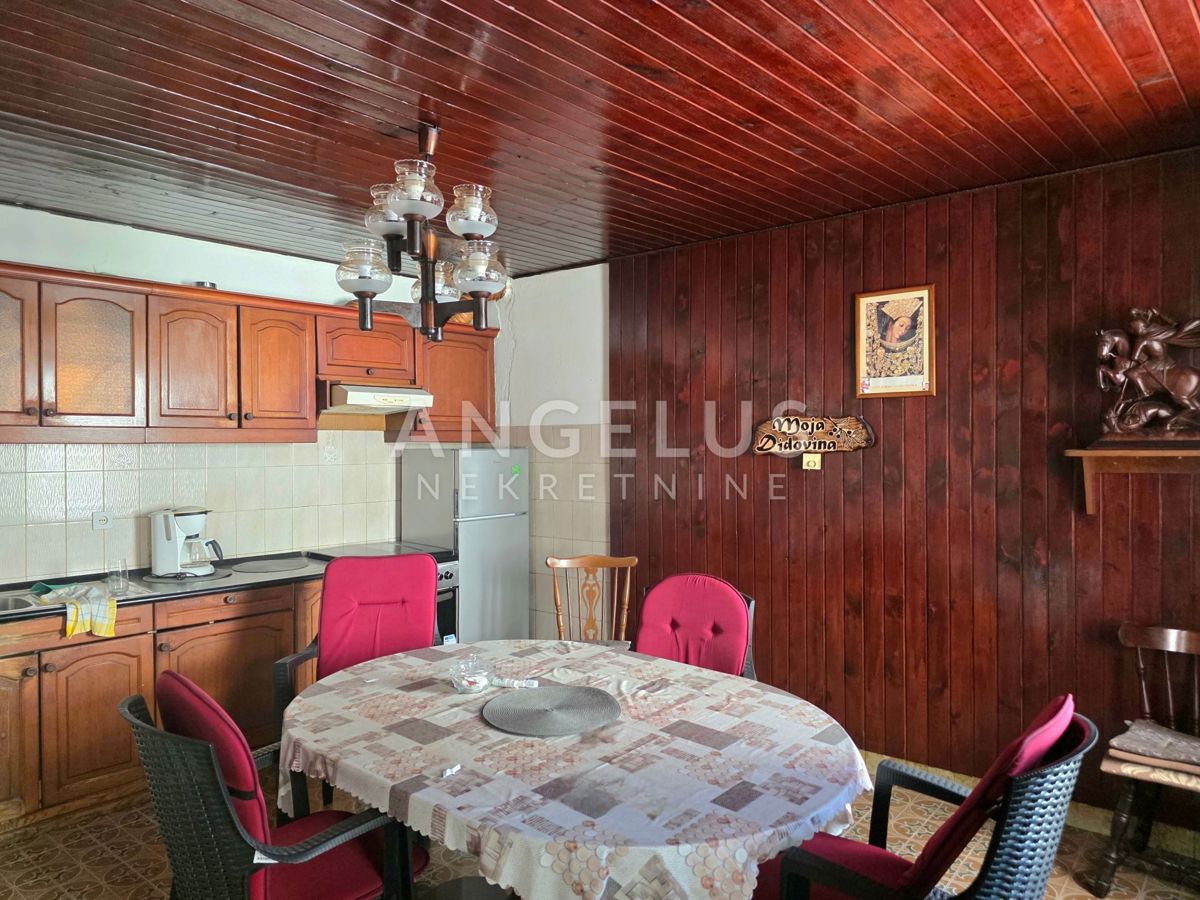 Kaštel Stari - kamnita hiša blizu morja