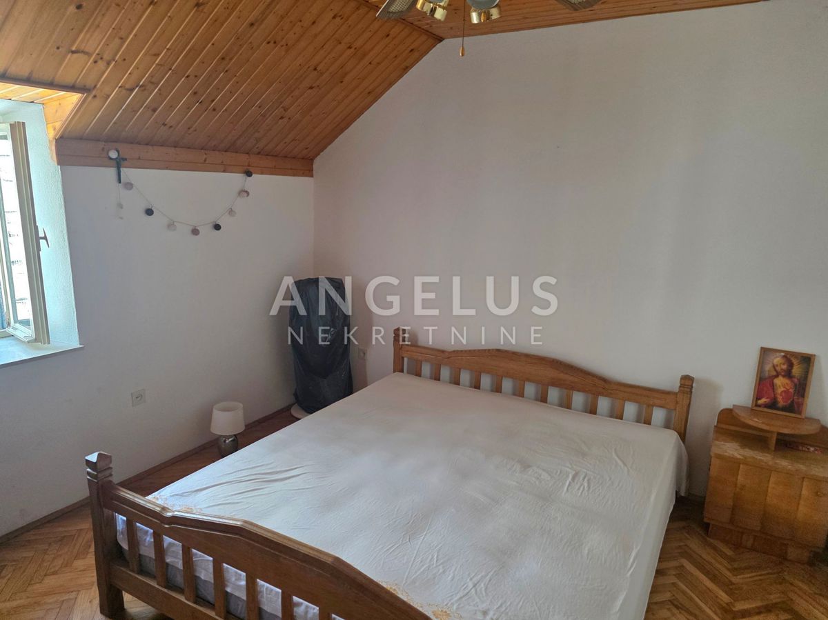 Kaštel Stari - kamnita hiša blizu morja