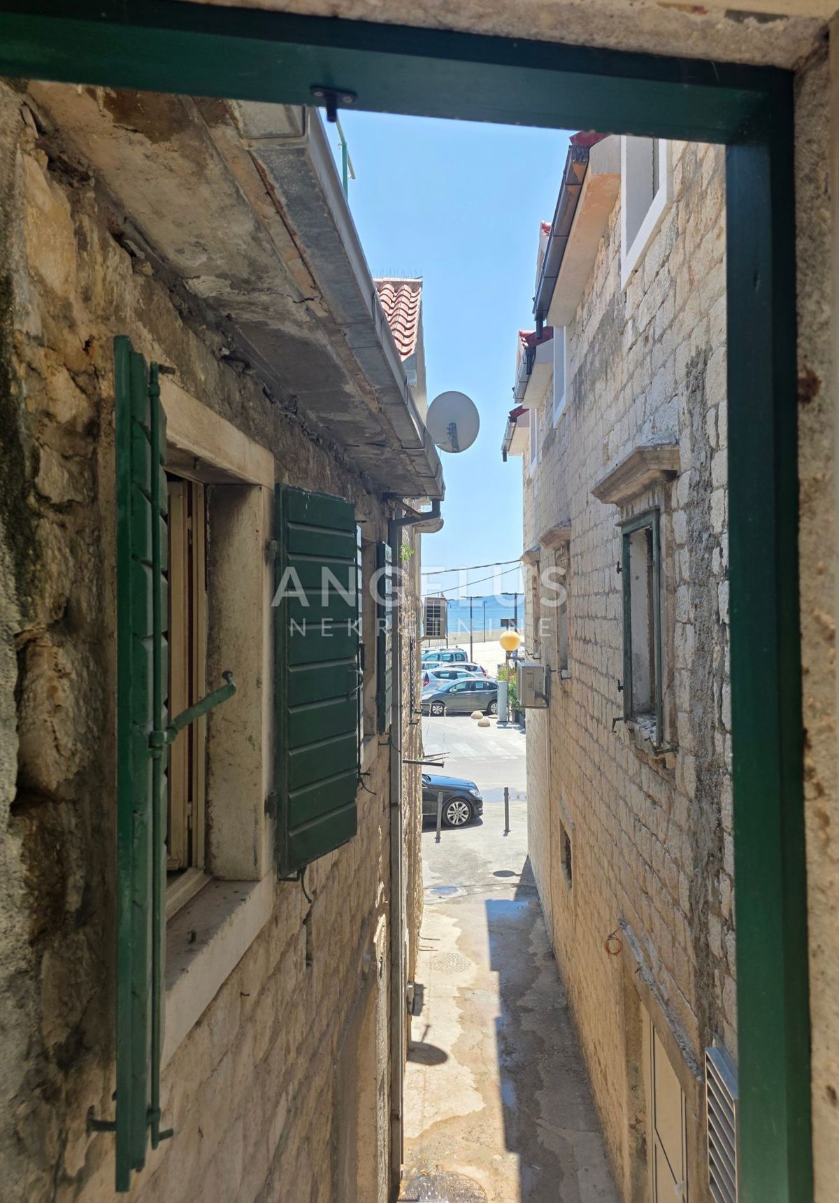 Kaštel Stari - kamnita hiša blizu morja