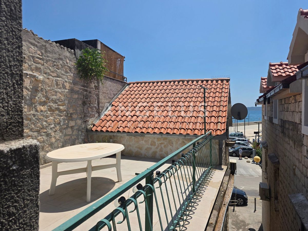 Kaštel Stari - kamnita hiša blizu morja