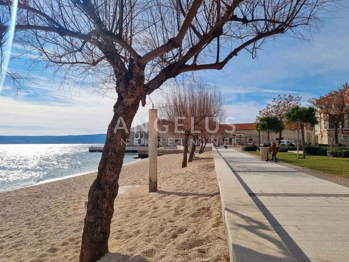 Kaštel Stari - kamnita hiša blizu morja