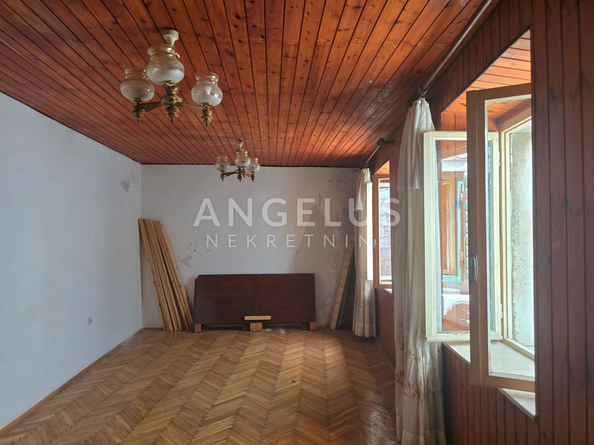 Kaštel Stari - kamnita hiša blizu morja