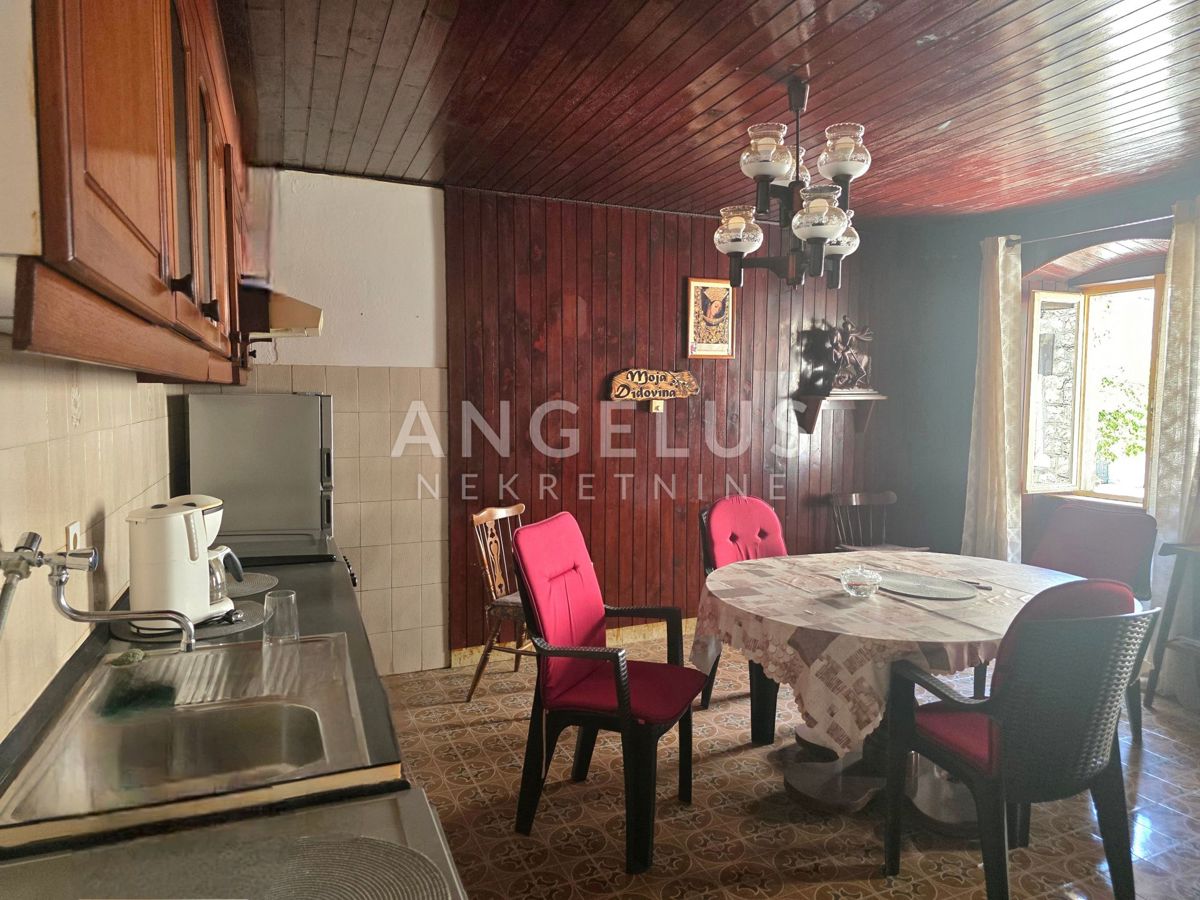 Kaštel Stari - kamnita hiša blizu morja