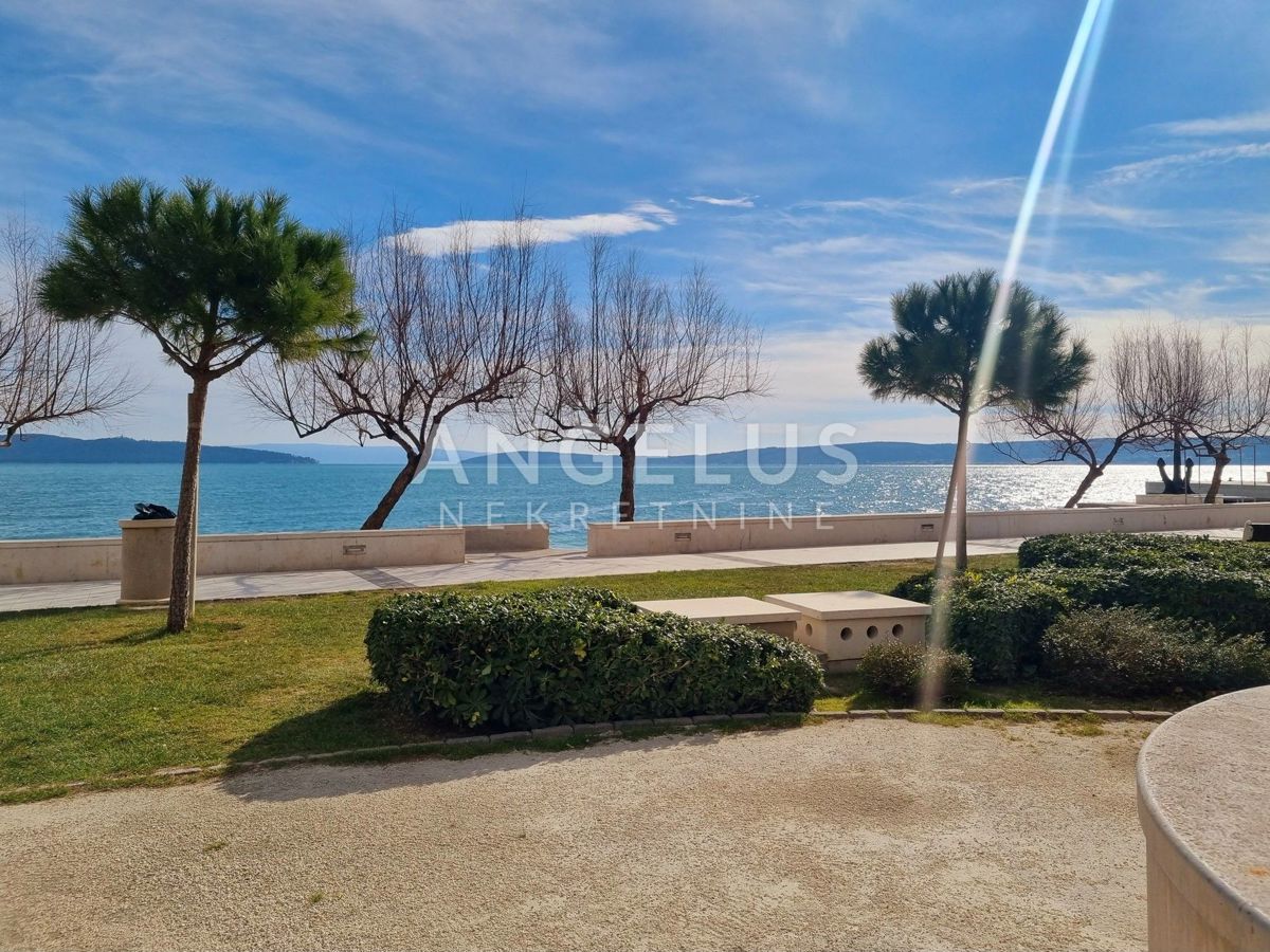 Kaštel Stari - kamnita hiša blizu morja
