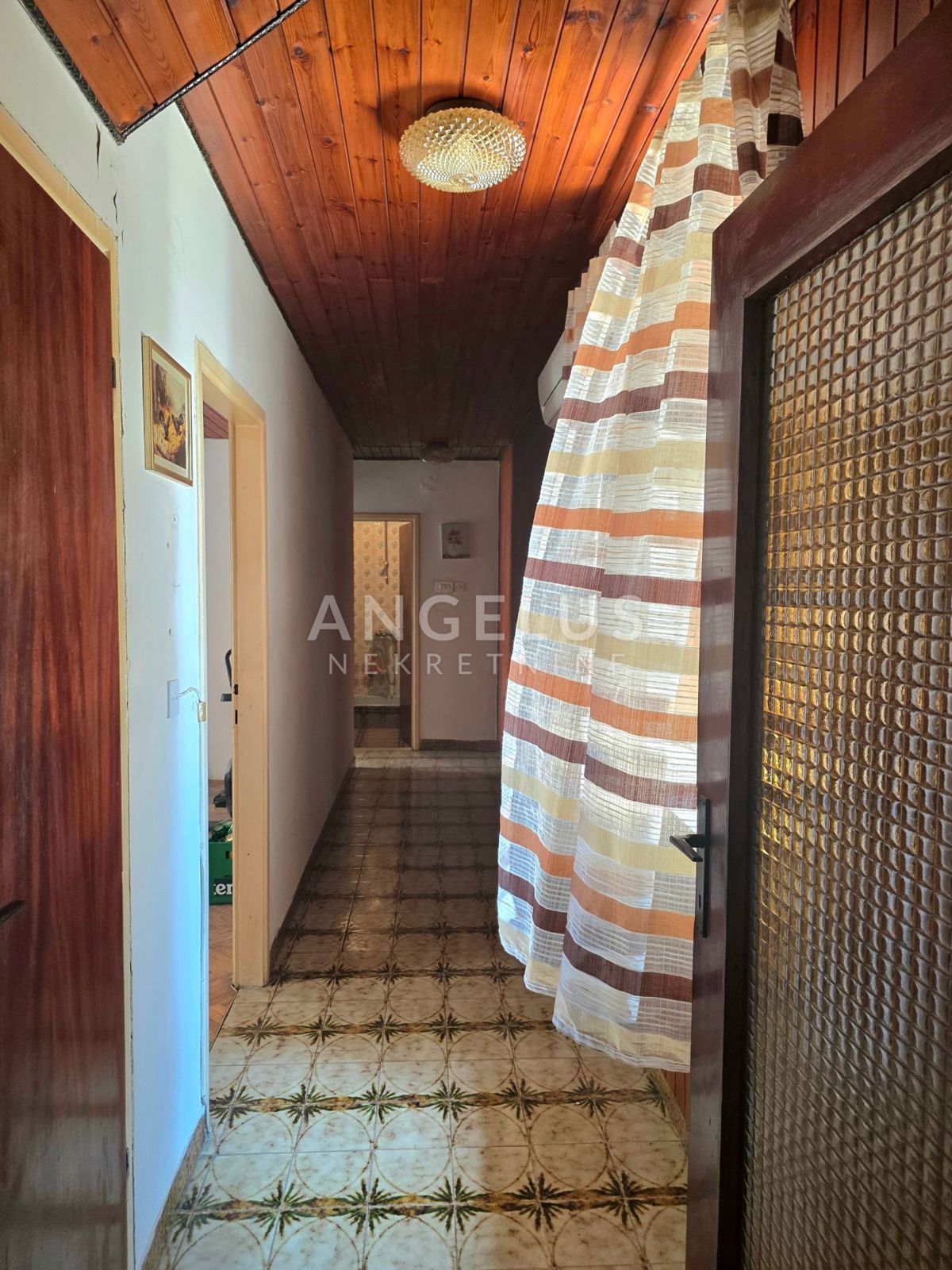 Kaštel Stari - kamnita hiša blizu morja