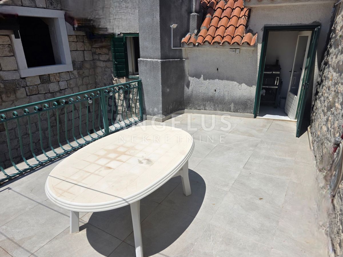 Kaštel Stari - kamnita hiša blizu morja