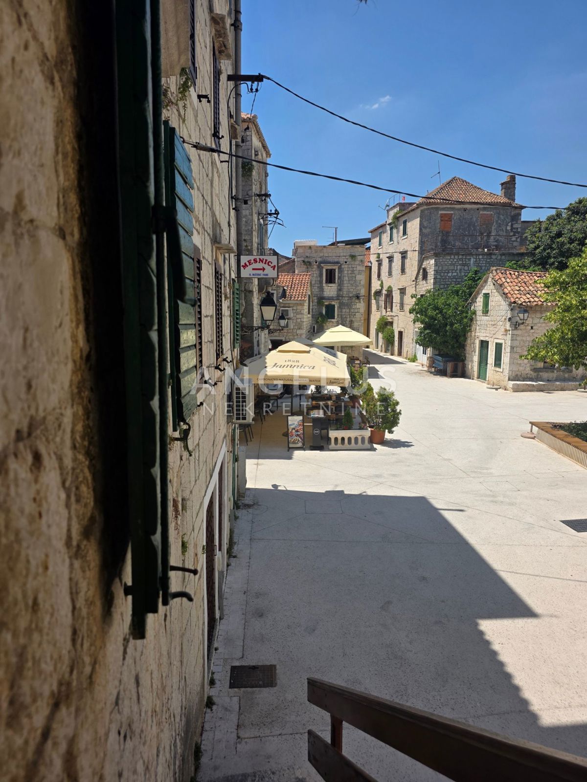 Kaštel Stari - kamnita hiša blizu morja