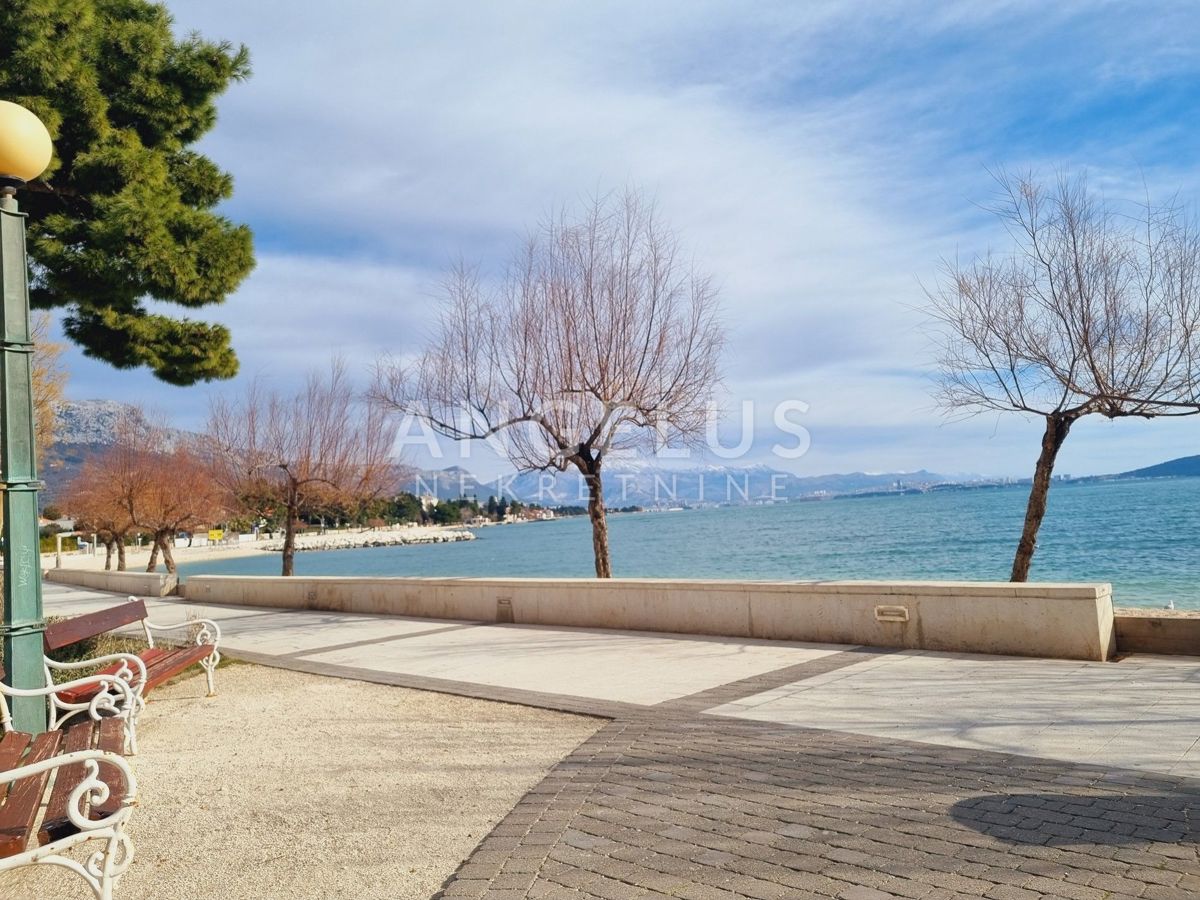 Kaštel Stari - kamnita hiša blizu morja