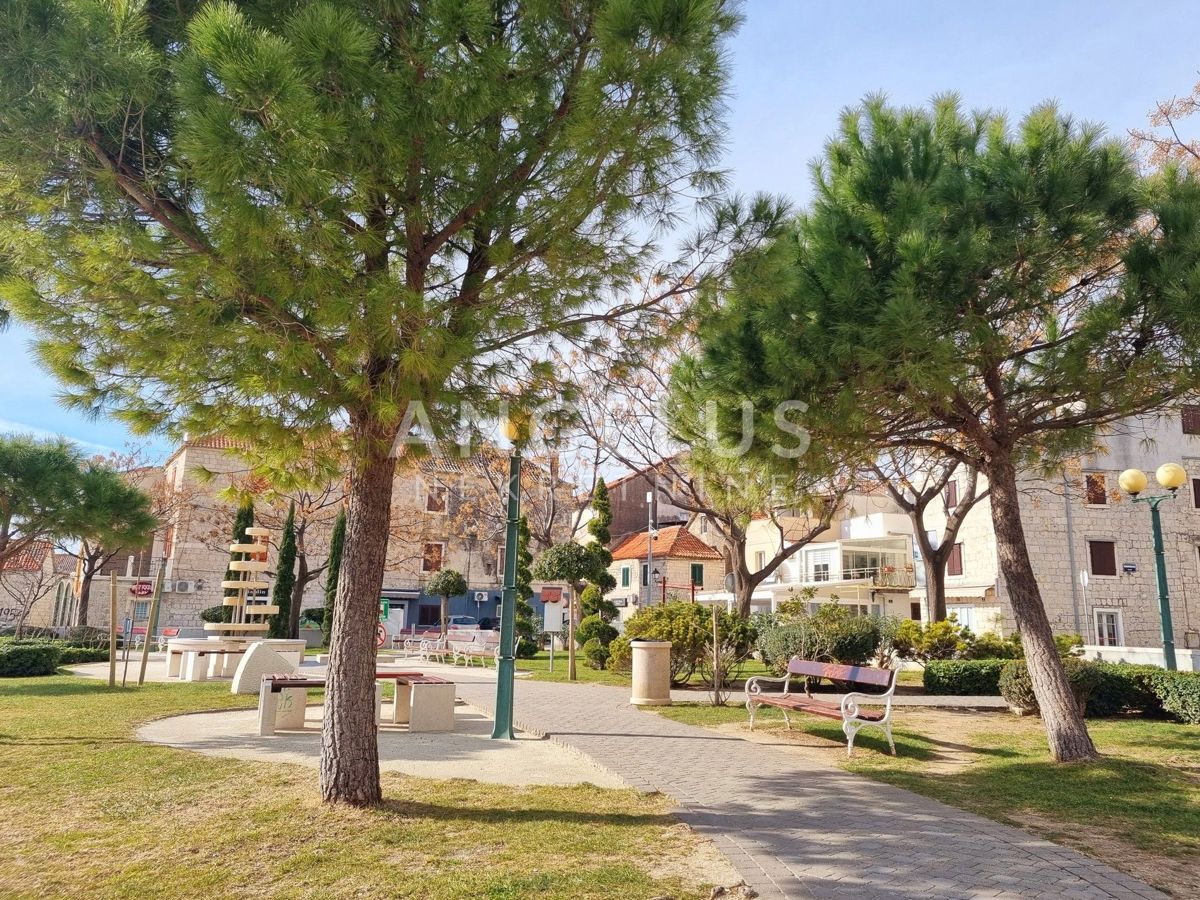 Kaštel Stari - kamnita hiša blizu morja